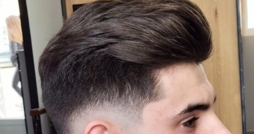 Corte desvanecer el cabello rizado frente