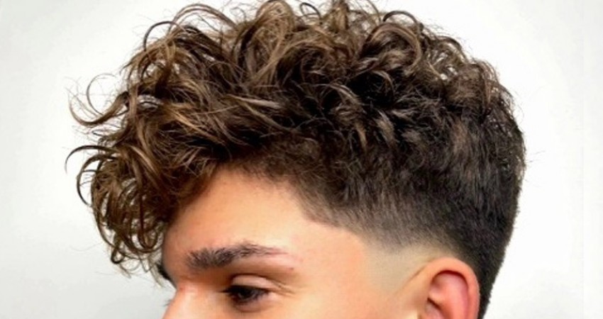 Corte desvanecer el cabello rizado