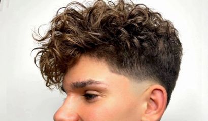 Ver Corte desvanecer el cabello rizado